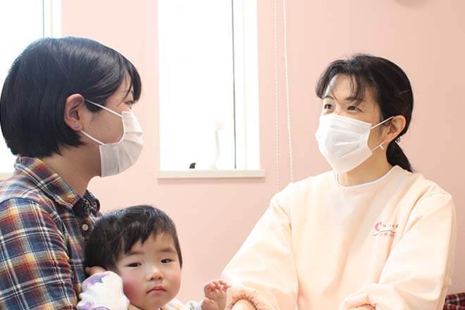 断乳の時期を相談している女性